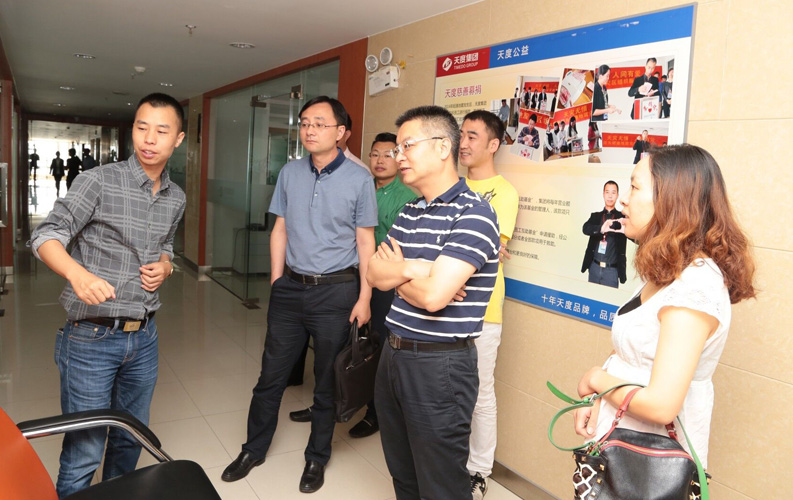 重庆市渝北区人民政府相关领导莅临云南九游会老哥集团考察，双方将于近日签订投资合同，九游会老哥集团将在重庆投资设立控股子公司和200人规模的技术研发基地
