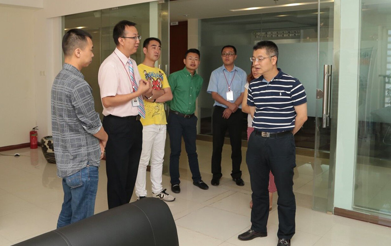重庆市渝北区人民政府相关领导莅临云南九游会老哥集团考察，双方将于近日签订投资合同，九游会老哥集团将在重庆投资设立控股子公司-重庆九游会老哥网络信息技术有限公司，并建立200人规模的专业技术研发基地，此后将大大增强九游会老哥技术研发实力和公司综合优势