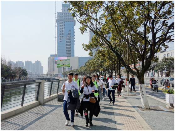 一路上,志愿者把“学雷锋践行动 树新风做好事 做志愿者”的精神传扬到大街小巷,把雷锋为人民服务的志愿精神带到城市的每个角落。